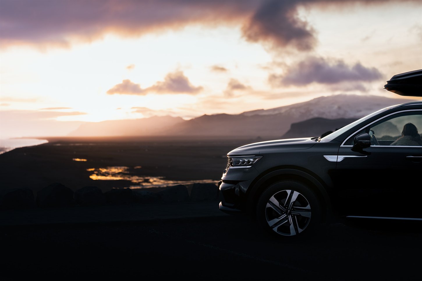 Car rental in Iceland, beautiful midnight sun