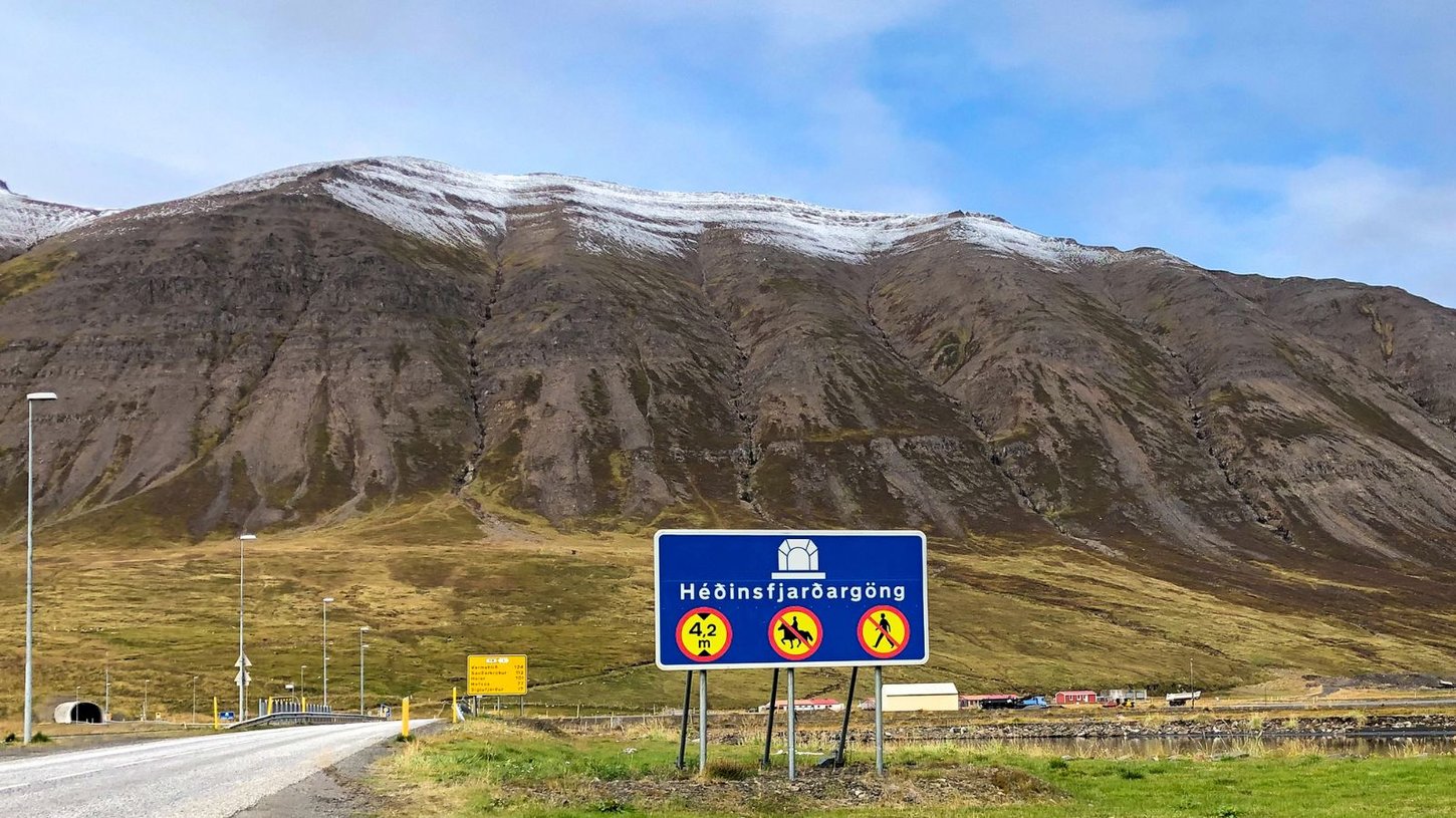 A road sign in North Iceland announcing a tunnel ahead.