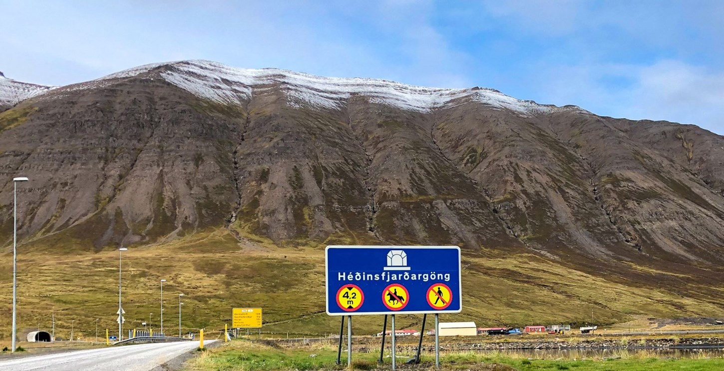 A road sign in North Iceland announcing a tunnel ahead.
