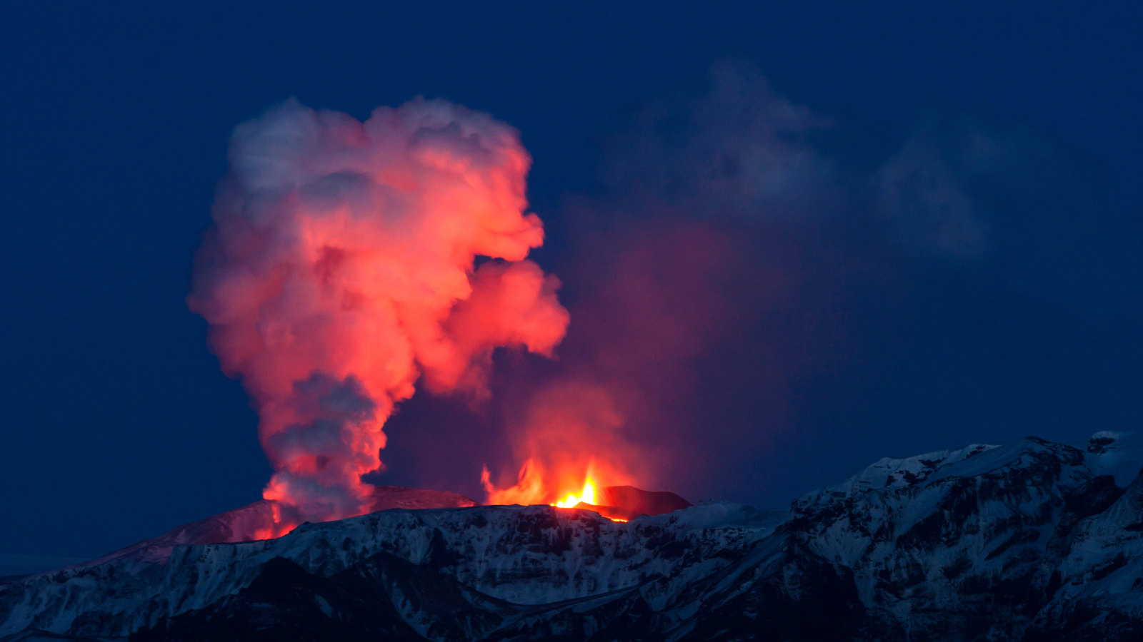 Smoke and fires from an eruption in South Iceland from a distance.